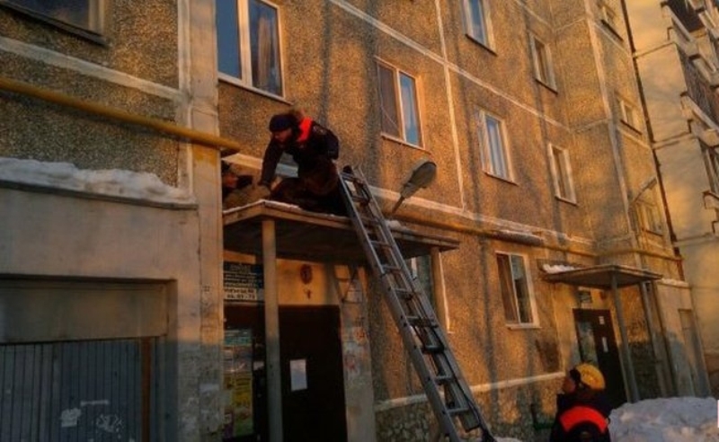 В Атырау молодой человек упал с крыши дома и умер в больнице