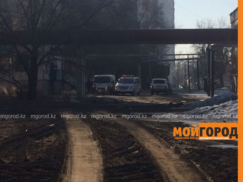 Жители домов в центре Уральска утопают в грязи