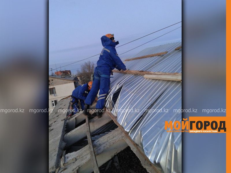 В Уральске КСК отказывается ремонтировать снесенную ветром крышу многоэтажки