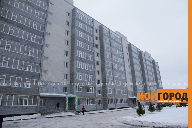 В новостройке Уральска вода течет ручьем с потолков