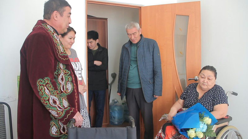 В Атырау инвалиду-колясочнику подарили автоматическое кресло