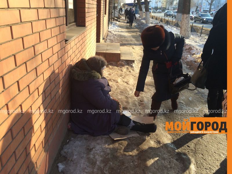 Жительницу ЗКО, просившую милостыню, оштрафовали за приставание к прохожим