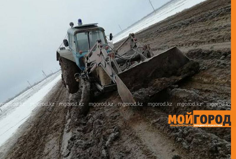 Из-за бездорожья в селе ЗКО трактор развалился на части