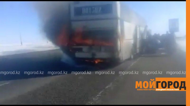 На трассе в Актобе горит пассажирский автобус