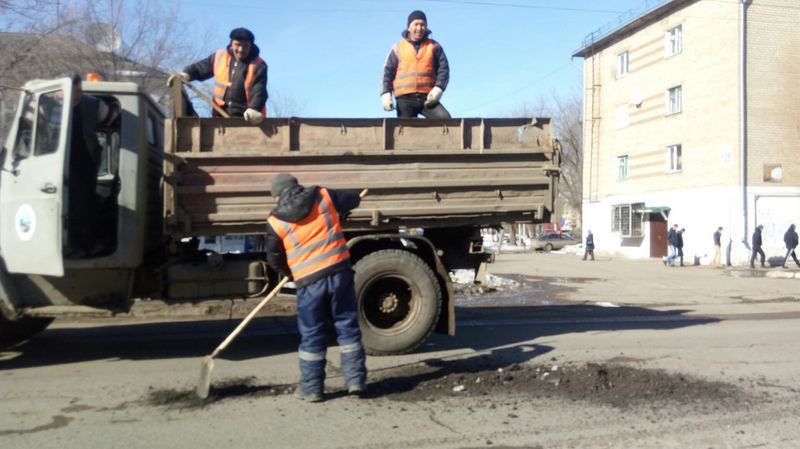 Ямы на дорогах Уральска засыпают для удобства общественного транспорта