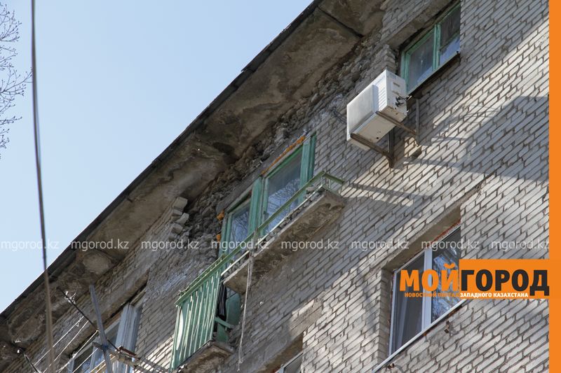 В Уральске больше года с фасада многоэтажки осыпаются кирпичи