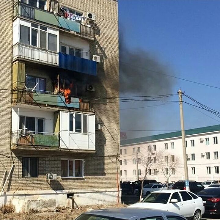 В Атырау из-за пожара в многоэтажке эвакуировали 15 человек
