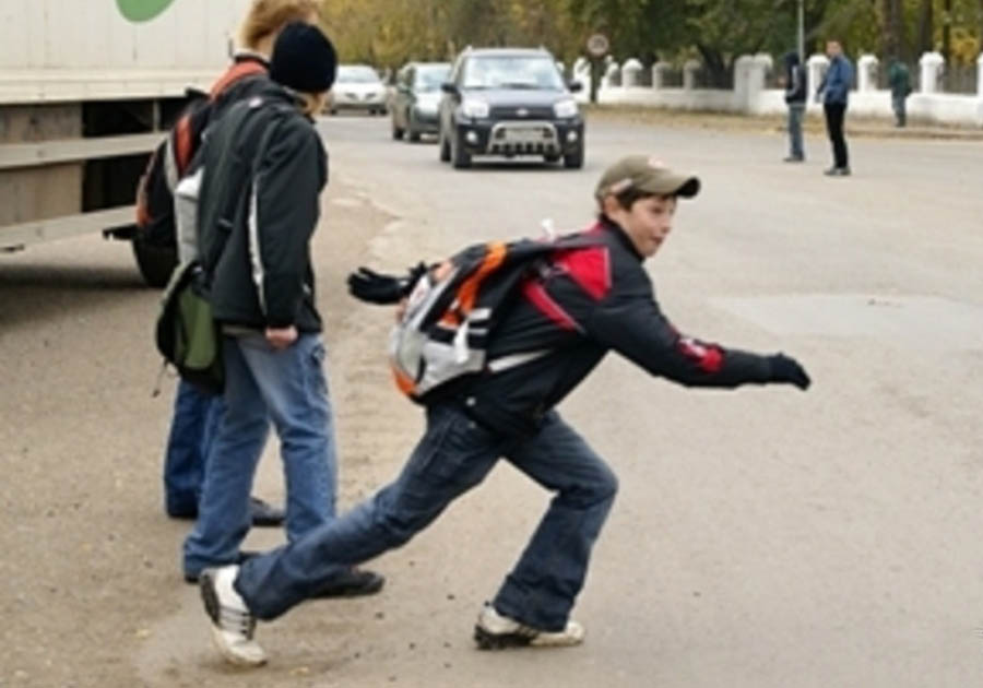 В Атырау подростки умышленно бросаются под колеса машин