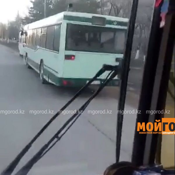 В Уральске водитель автобуса во время езды снимал на телефон нарушение коллеги