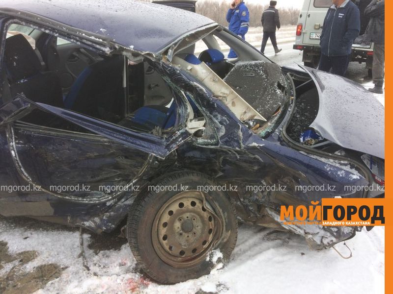 На трассе в ЗКО столкнулись два автомобиля: погибла женщина
