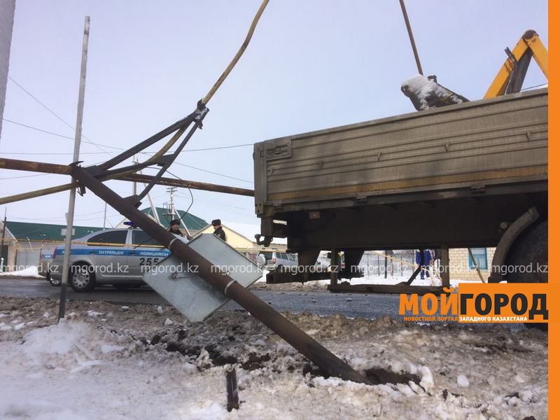 В Уральске большегруз снес газовую трубу