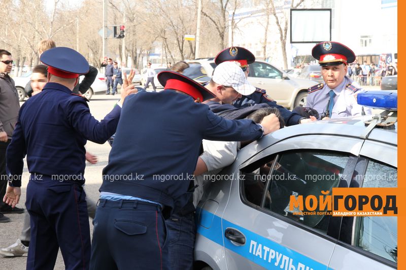 Драку болельщиков перед футбольным матчем в Уральске прокомментировали в полиции