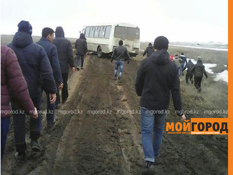 К жителям поселка в пригороде Уральска из-за бездорожья не может проехать автобус