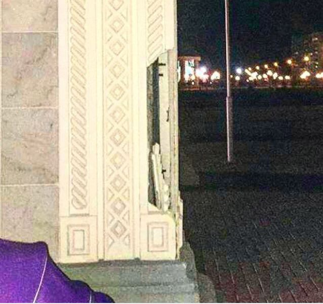 В Уральске на новой площади разрушаются колонны