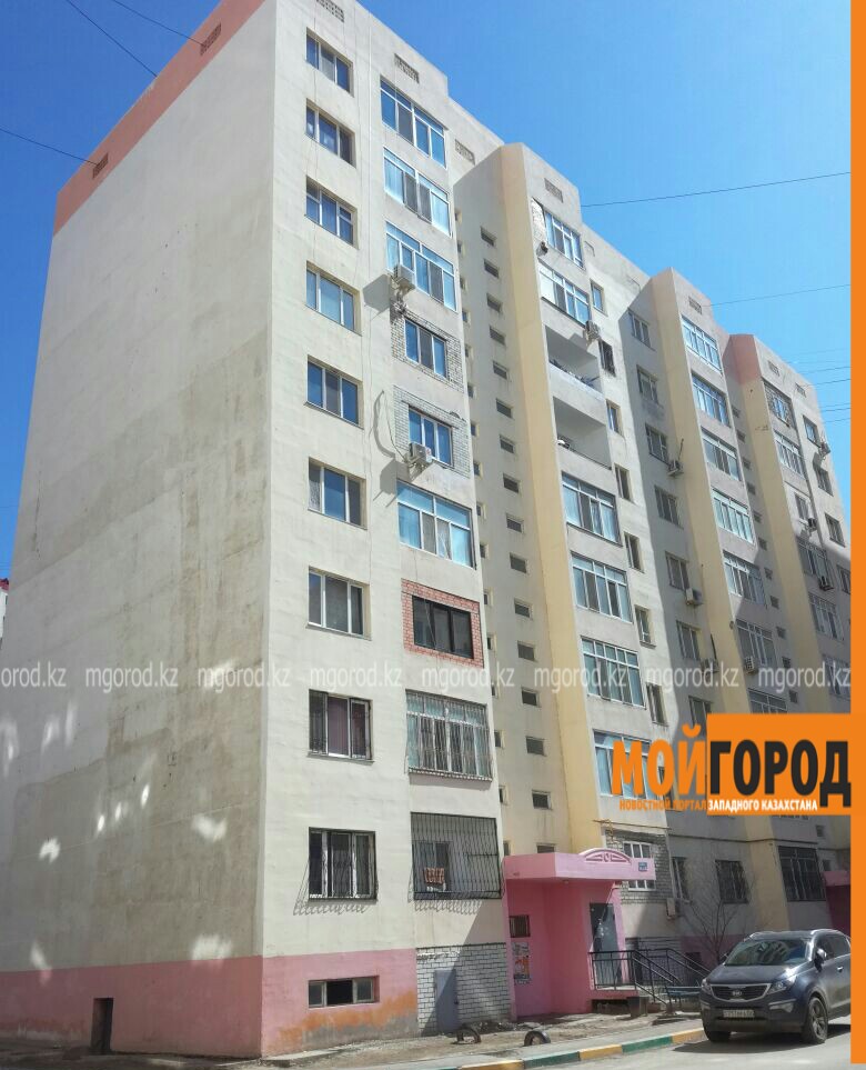 Десять лет подвал многоэтажки в Атырау топит грунтовыми водами