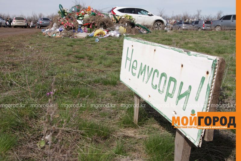 Жителей Уральска возмутили неубранные горы мусора на кладбище