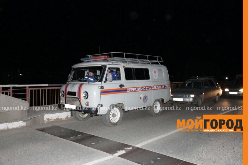 В Уральске парень сбросился с моста на глазах у родственников