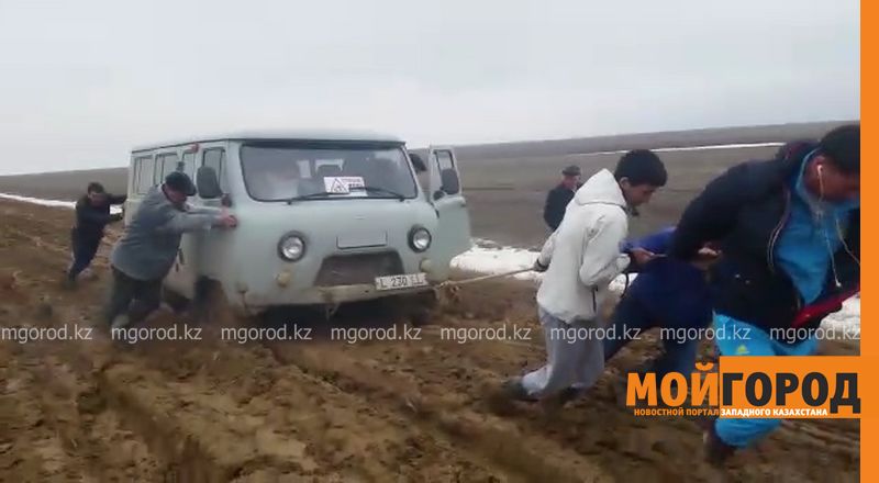 Сельчане на машинах застревают в грязи в ЗКО
