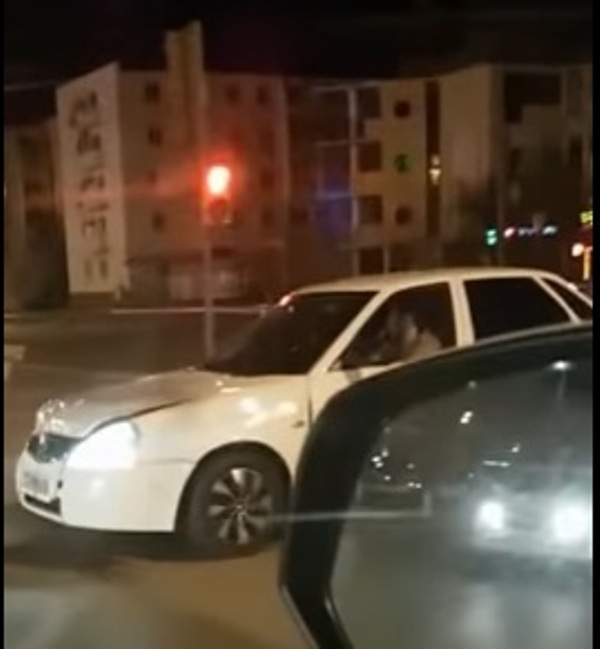В Атырау водитель без прав ездил по городу задним ходом (ВИДЕО)