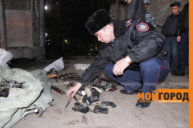 В Уральске полицейские пустили под пресс изъятое оружие