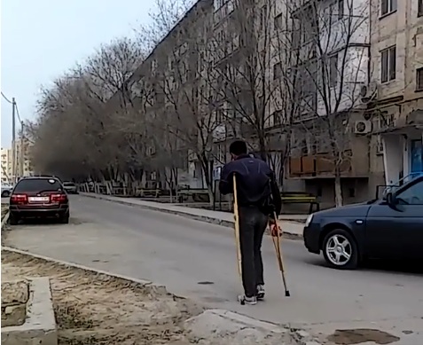 В Атырау лжеинвалид-попрошайка бросается под колеса машин (ВИДЕО)
