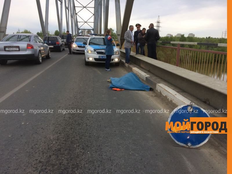 В Уральске на мосту машина насмерть сбила рабочего