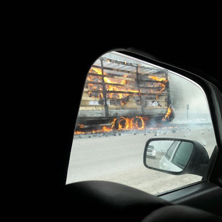 В Атырау сгорел прицеп с туалетной бумагой