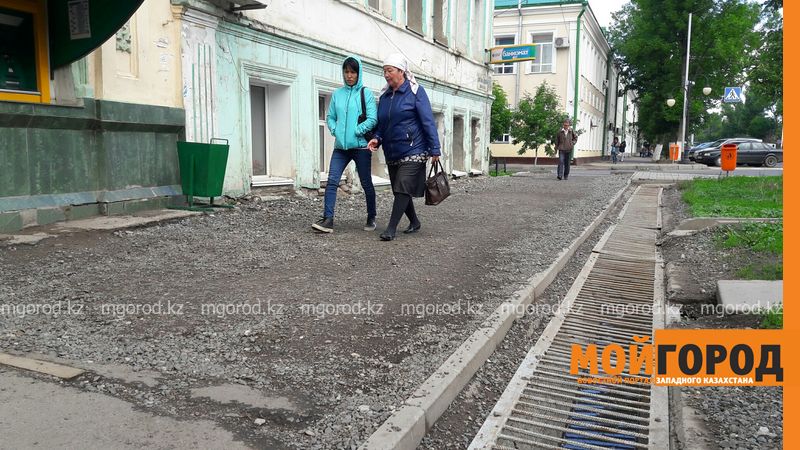Мажилисвумен возмутилась разбитыми тротуарами Уральска