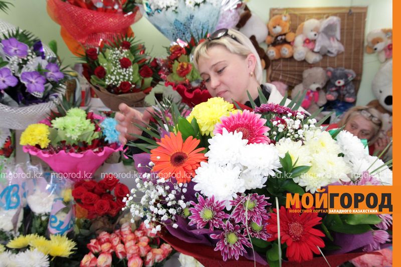 В Уральске перед последним звонком подешевели цветы