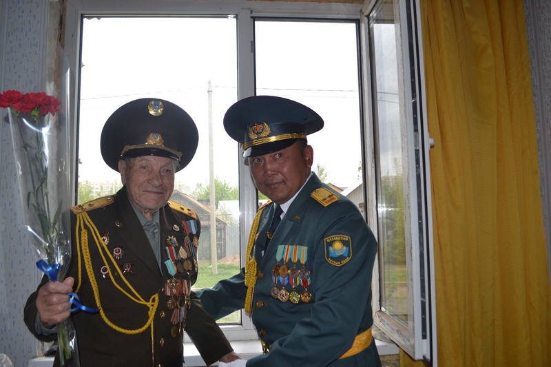 Сюрприз 103-летнему ветерану из Уральска устроили военные под окном его дома