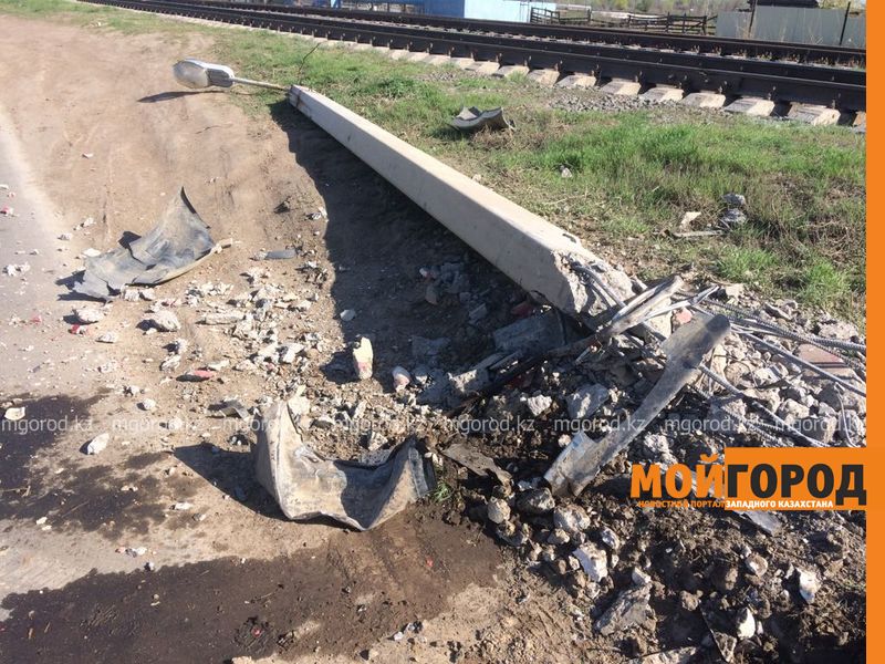 Внедорожник снес столб в Уральске