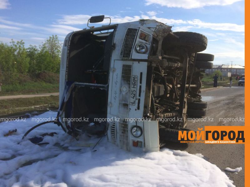 В Уральске пассажирский автобус столкнулся с «Мерседесом» и опрокинулся