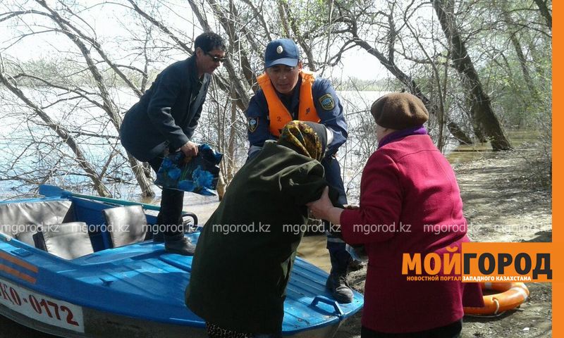 19 дачников застряли на сломанной барже посреди Урала