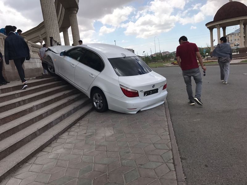 Заголовок: у входа в новый ЗАГС залетела BMW