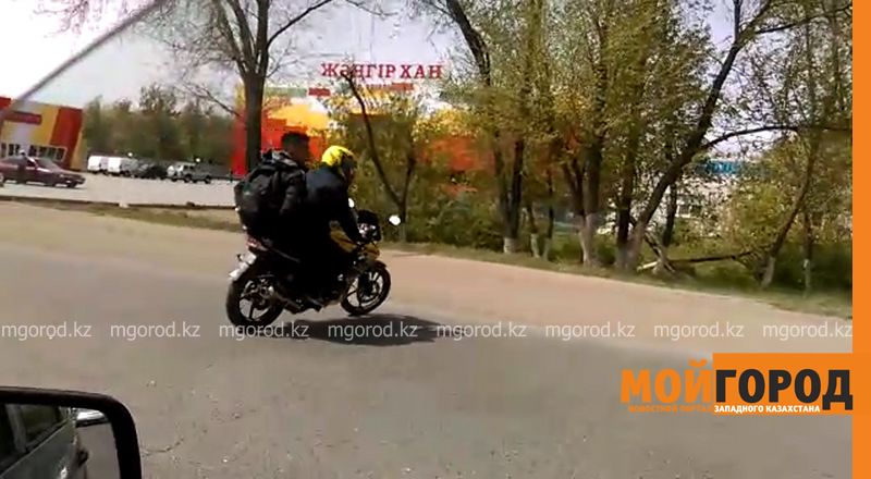 В Уральске сотрудники полиции преследовали мотоцикл по встречной полосе