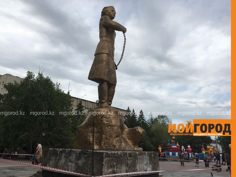 В Уральске начался демонтаж памятника Маншук Маметовой