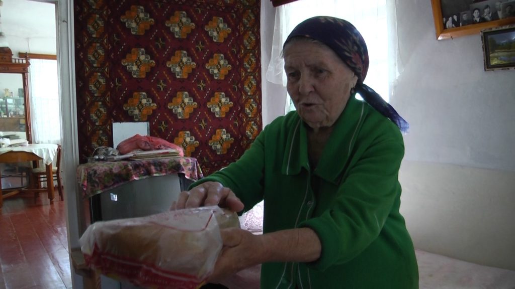 91-летняя бабушка из Уральска мечтает каждый день есть свежий хлеб