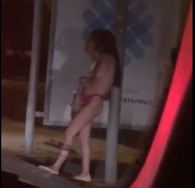 Голая девушка разгуливала по ночному Атырау (видео)