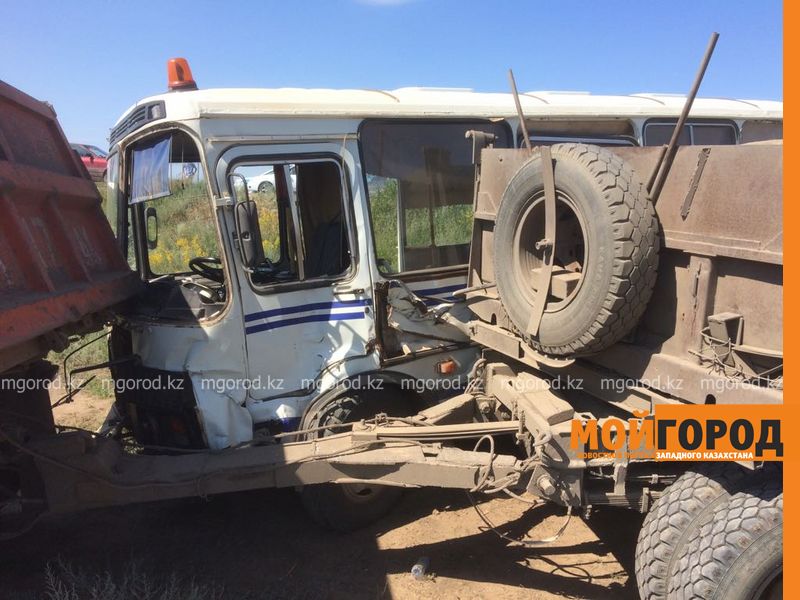 В ЗКО «КамАЗ» столкнулся со школьным автобусом