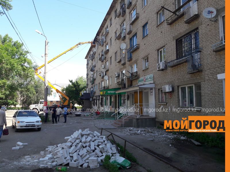 В Уральске отремонтировали крышу дома, с которого сыпались кирпичи