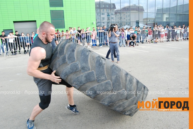 Атырауский силач перетянул 5-тонный грузовик за 16 секунд