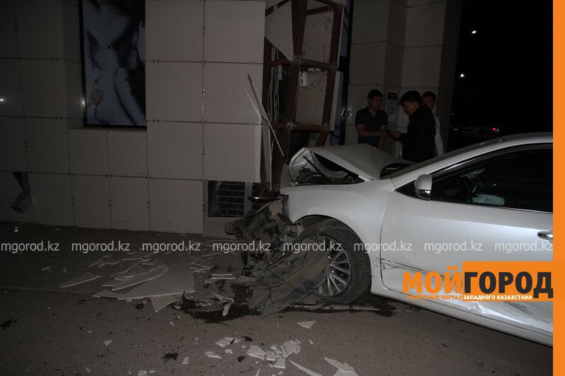 «Тойота Камри» врезалась в магазин в Уральске