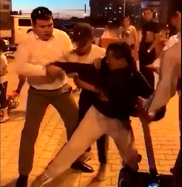 В сеть попало видео потасовки полицейских с подростками в Атырау