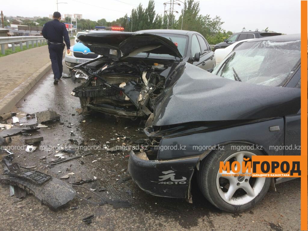 Шесть человек пострадали в ДТП на мосту в Уральске