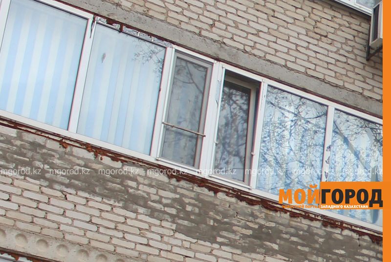 В Актобе 3-летний ребенок упал с 5 этажа из окна с москитной сеткой