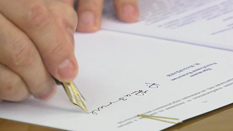 Назарбаев подписал закон, повышающий пенсии и пособие по рождению ребёнка