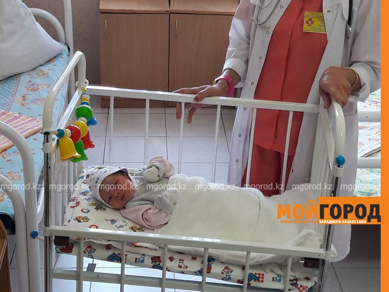 Врачи прокомментировали состояние младенца, найденного в подвальной яме в Уральске