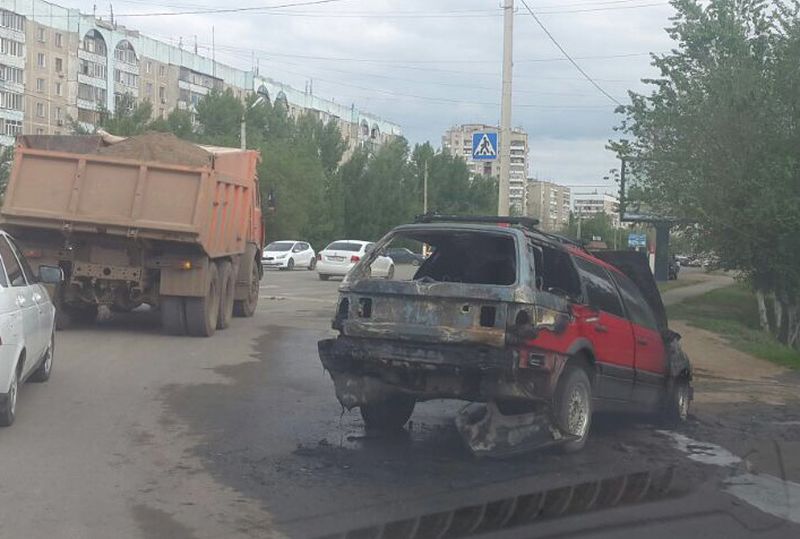 В Уральске прямо на проезжей части сгорел автомобиль