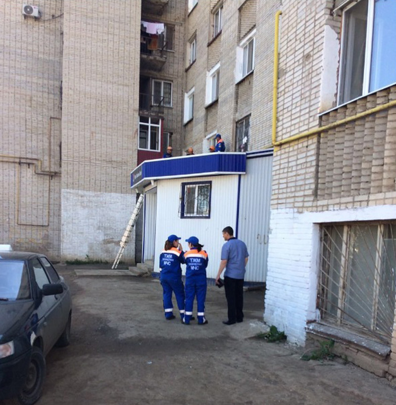 Психолог ДЧС уговорил мужчину не прыгать из окна многоэтажки в Уральске