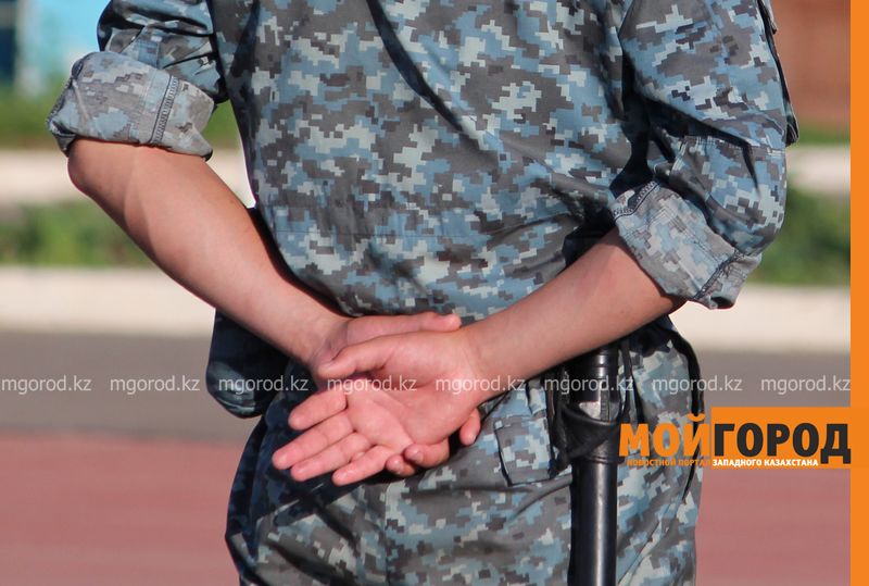 В ЗКО начальника взвода оштрафовали за прогул